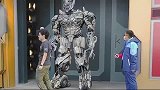 游乐园里的玩笑，游客和金刚之间的较量，原谅我不厚道的笑了