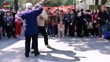 公园里的太极大师，看看这位老大爷，太极推手虐的对手上蹿下跳​