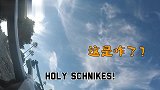 女游客海边自拍，一个大浪教他做人