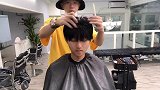 男生第一次烫发，发型师帮他设计一款日系小奶狗发型，不要太帅气
