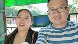 妹妹读住校回来了，雯雪从县城给她买回好多吃的，糖宝赶紧过来抢