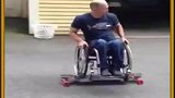 坐着轮椅玩滑板