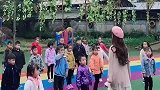 孩子的幼儿园老师有点漂亮啊，心动了，嘿嘿