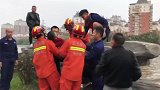 天寒心暖！江西一老人落水，消防员与群众合力救援