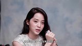 欧阳娜娜最新写真照，穿米色裙置身卧室，实力演绎慵懒惬意风