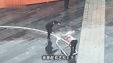 商业中心物业与卖艺人士街头互喷水，致双方衣服被水淋湿