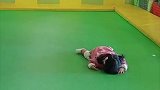 小宝宝玩蹦床摔了一跤，结果一动不动不肯起来，画面太搞笑了！
