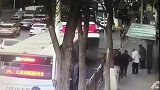 突发！青海西宁一公交车站附近地面塌陷 伤亡情况不详