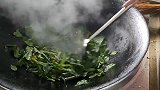 饭店生意太好了，大厨赶紧跑厨房加菜，43秒出锅炒菜心