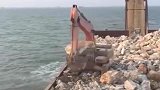 填海造地，挖掘机师傅也是没谁了，这估计五十年也填不完吧