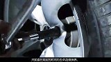 轮胎卡石子还在用钥匙抠？老司机：记得用这招，石子全跑光！