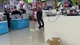 男子热爱舞蹈，在商场里面跳起了舞