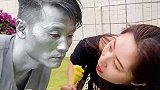 不知道大姐是真傻还是假傻，把东西放铜人手里，回来还会有吗？