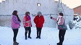 四个女人为一个小伙街头吵架，说话一个比一个有才，满满的套路