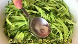 鸡蛋打入黄瓜丝中，许多人不知道，不炒不凉拌，一周吃7次都不腻