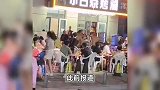 河北一烧烤店门口多人抡板凳互殴，有食客远远躲开，警方通报