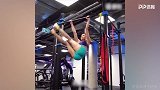 国外超强健身美女秀空中漫步 这腹肌控制力太恐怖了