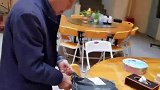 91岁老人给88岁妻子网购衣服做生日礼物