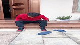 谁能给我解释一下，小伙这么怎么了，网友：神经病后遗症！