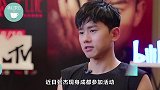 张杰晒照略显发福，牵挂家中怀二胎老婆，将俩人甜蜜合照带身上