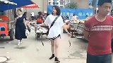 四川妹子长的倒挺好，就是这走路姿势，有点让人上头