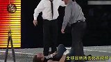 大铁笼顶上的大战！他一个人干倒了三个