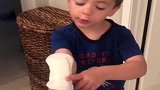 美国一男孩将卫生巾绑在受伤的胳膊上：这是跟姐姐借的大创可贴