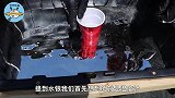 老外把纸巾放入水银中揉捏，水银能像水一样被纸巾吸收吗