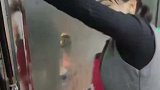 男子买粘豆包，临走时被门挽留