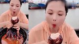 渔民大姐直播吃超大的八爪鱼，嘎嘣脆的那种，这得啥时候才能吃完