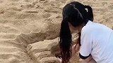 别人去沙滩拍照，女生却是建厕所