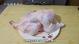 把一只鸡直接扔进电饭锅，不用一滴水，出锅后我们全家抢着吃