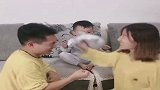 爸爸打妈，下一秒儿子反应，不愧是妈妈的小情人！