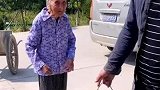 103岁奶奶担心孙子干活辛苦，找来扁担帮忙！