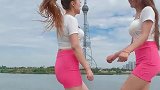两大美女穿高跟鞋广场对跳，大长腿好性感啊
