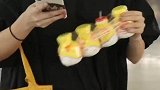 机场偶遇一个小姐姐，感觉特别像赵丽颖，喝爽歪歪都是喝一排的！