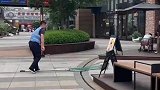 帅哥遛狗不牵绳，小狗被捕，帅哥差点爱犬不保