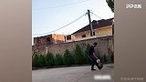 国外老哥脚法超神 两球倒钩命中三分
