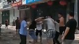 男子车祸中救人反遭伤者家属群殴：他们忙着打人却不救人