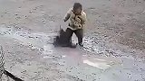孩子雨后踩路边泥水，这放荡不羁的笑容，可惜没看到他完整的童年