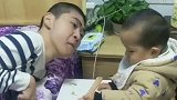 2岁宝宝照顾瘫痪爸爸，碗都还端不稳，看着真暖心！