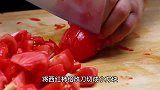 西红柿炒蛋很多人第一步就错了，难怪出汤还不好吃，看大厨如何做