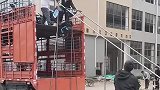工人在车上卸电单车，想法和现实不一样