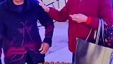 不管多大 在妈妈眼里永远都是孩子！安徽一103岁母亲到车站接76岁女儿，这幸福的一幕太感人了。母女