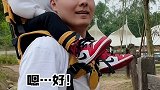 背着娃娃找娃娃，有没有同款？爸爸带娃