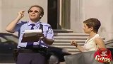 国外恶搞，警察询问路人，却顺走了路人的墨镜，路人反应太真实了