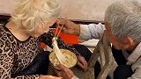 细心照顾奶奶十几年，十年如一日