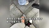 男子去迪士尼被挤丢鞋，站人群中大喊：我的鞋呢，我不玩了