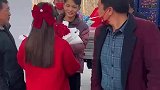 小伙订婚准备了四束花，女友的家人每人都有一束