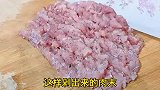 一道非常爽口的，“农家莲藕蒸肉饼”老人孩子都爱吃，开胃又下饭